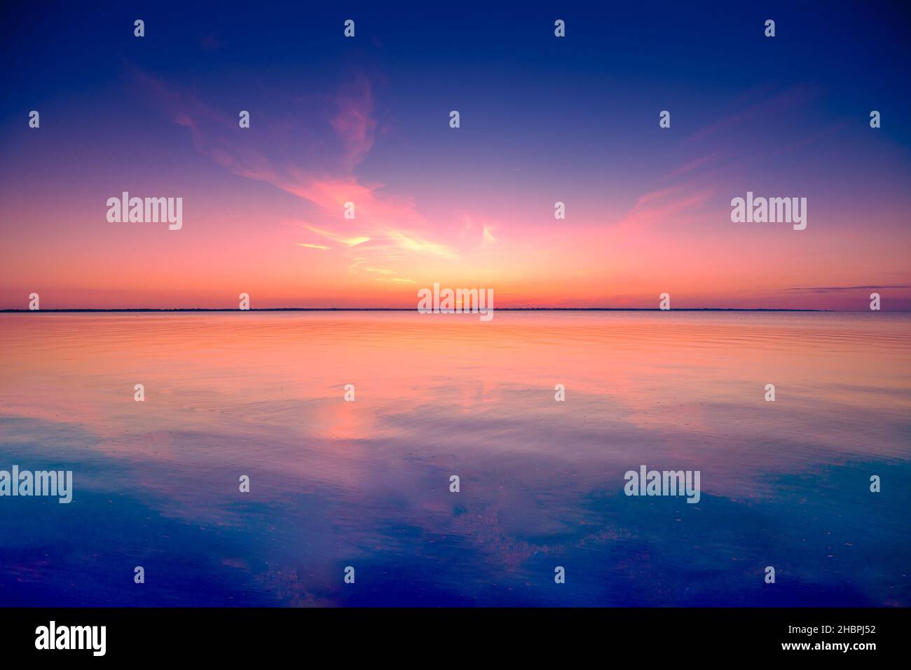 Seascape am frühen Morgen. Sonnenaufgang über dem Meer. Naturlandschaft Stockfoto