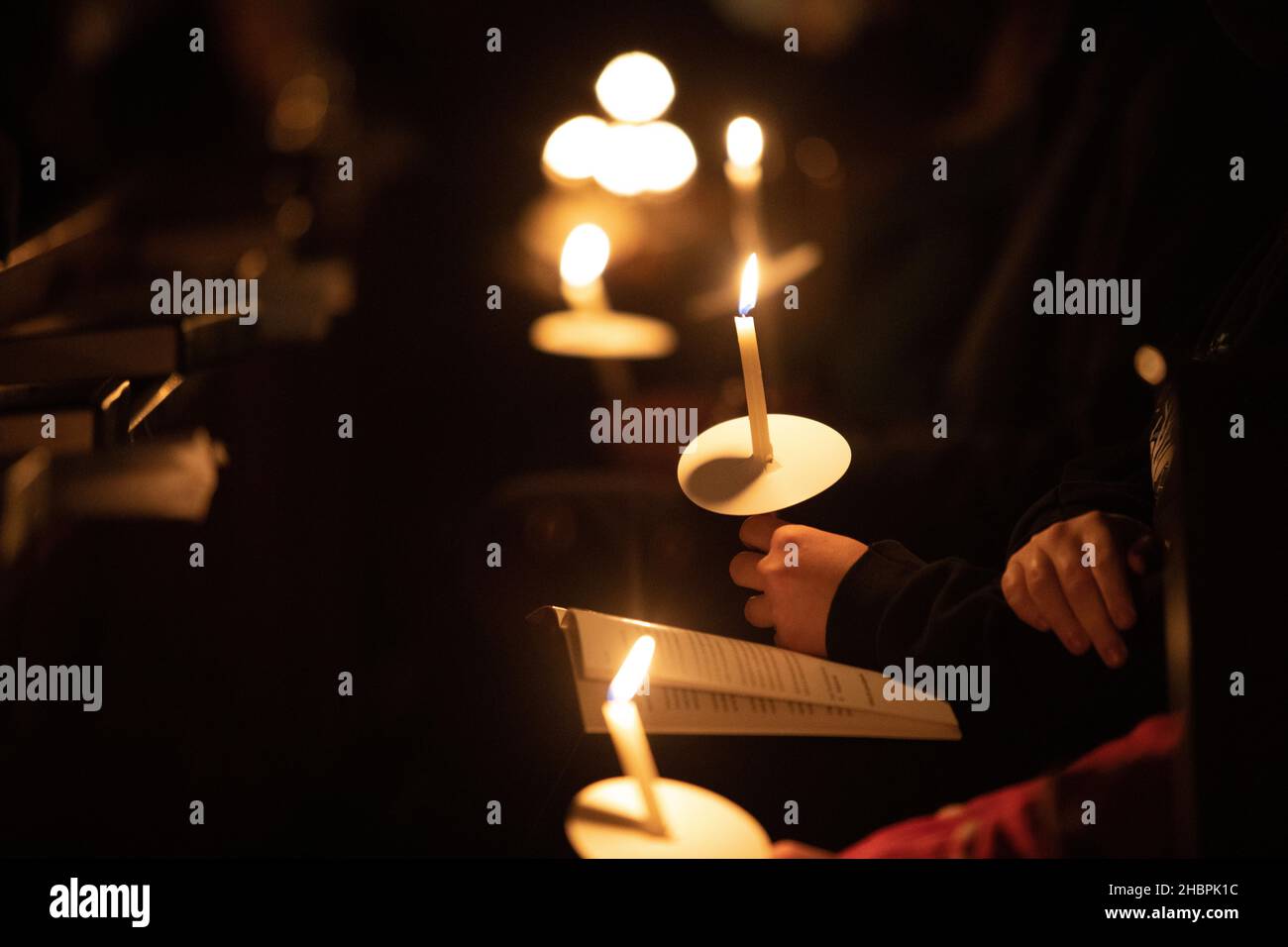 Weihnachtsliedgottesdienst bei Kerzenschein in einer Kirche Stockfoto