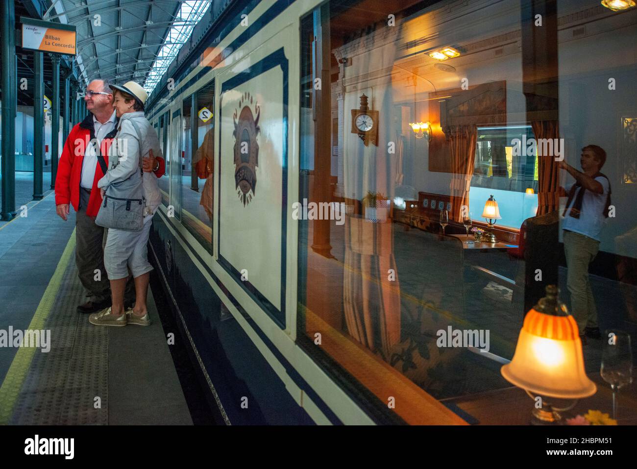 Willkommen im Trancantabrico Gran Lujo Luxus-Zug, der durch Nordspanien, Europa, fährt. Bilbao La concordia Bahnhof. Stockfoto