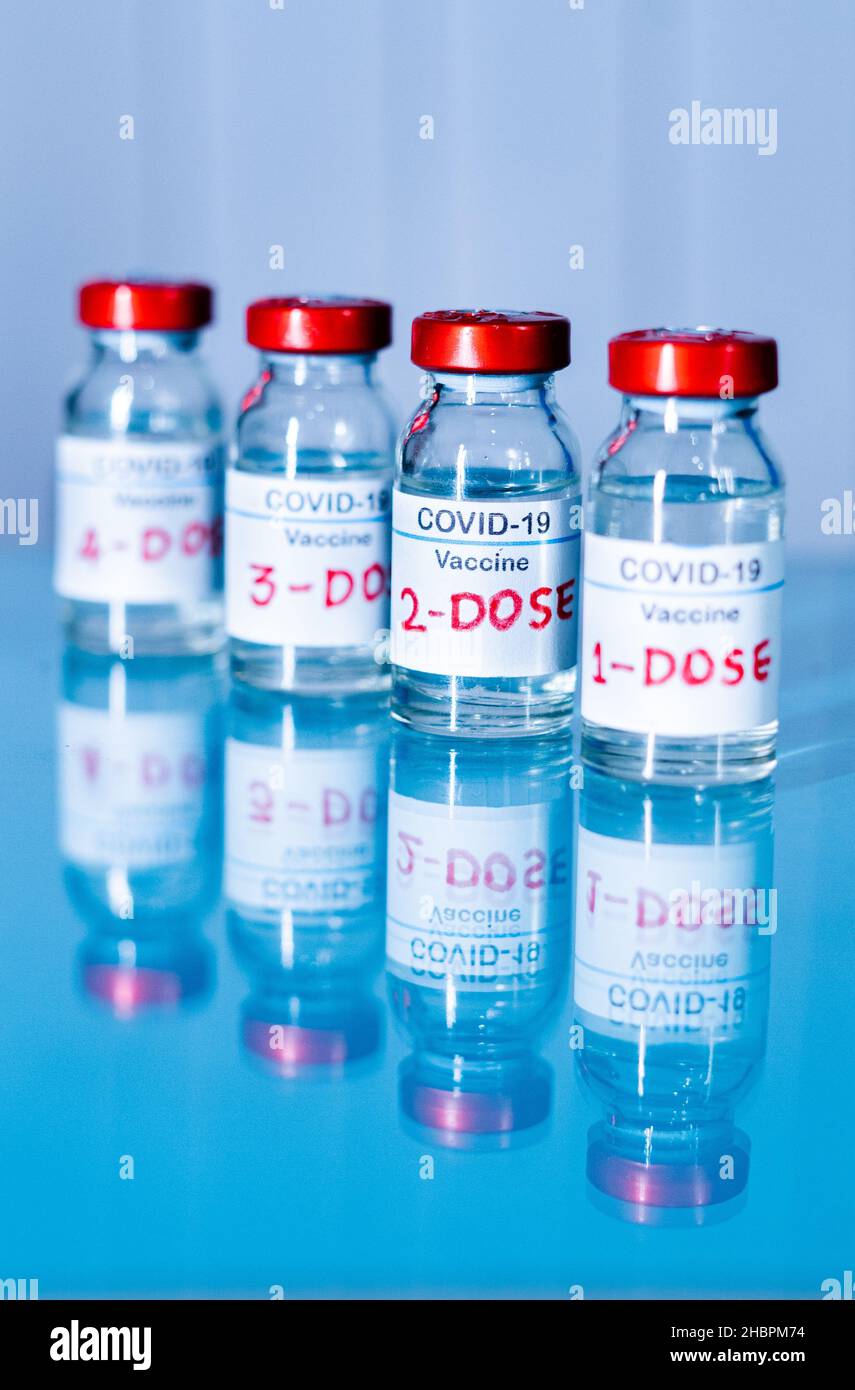 Mehrere Dosen von Covid-19- oder Coronavirus-Impfstoffen auf dem Tisch zur Impfung zum Schutz vor mutierten Coronavirus-Varianten oder zur Beendigung einer Pandemie Stockfoto