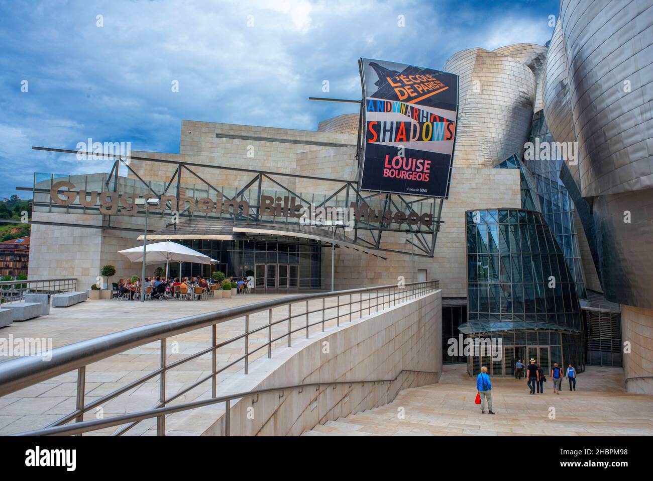 Eingang des Guggenheim Museums in Bilbao, reflektiert in Nervion, Bilbao, Baskenland, Spanien Stockfoto