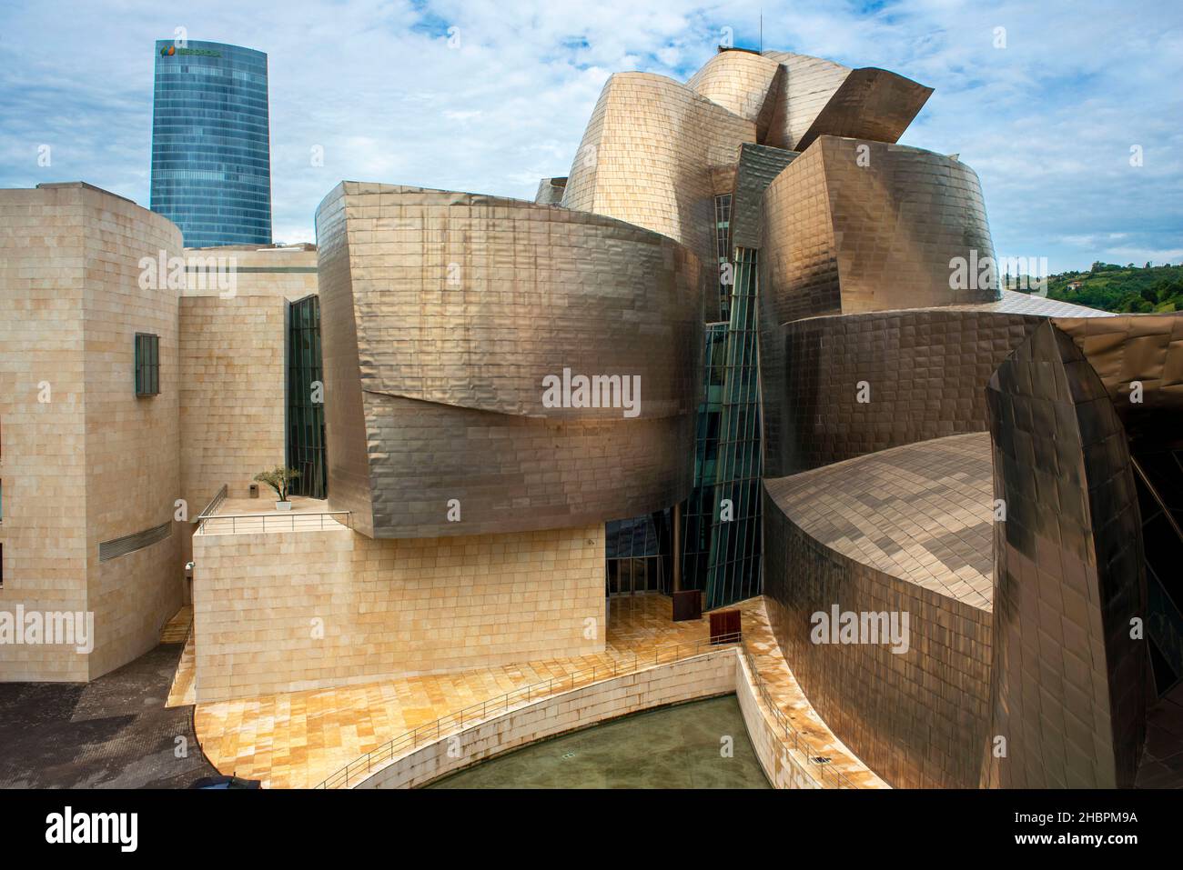 Außerhalb von Bilbao Guggenheim Museum spiegelt sich in Nervion River, Bilbao, Baskenland, Spanien Stockfoto