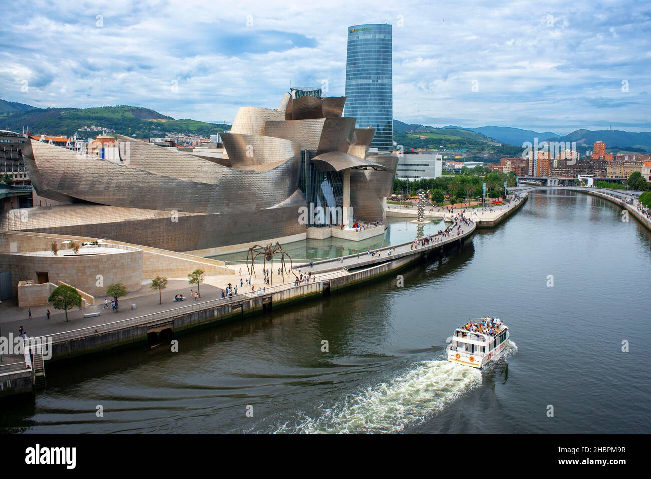 Spanien Reise Stadt, Blick bei Sonnenuntergang auf das von Frank Gehry entworfene Guggenheim Museum im Zentrum von Bilbao, Nordspanien. Stockfoto