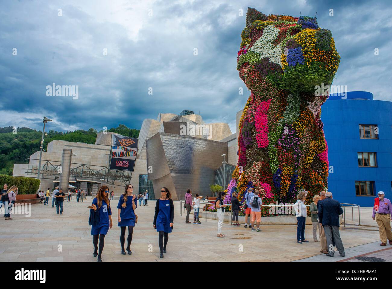 Jeff Koons Skulptur Puppy vor dem Guggenheim Museum, Bilbao, Spanien. Eingang des Guggenheim Museums in Bilbao, das sich im Fluss Nervion, Bilbao, Stockfoto