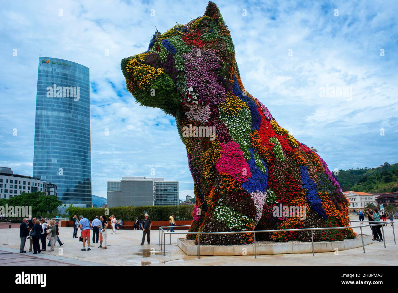 Jeff Koons Skulptur Puppy vor dem Guggenheim Museum, Bilbao, Spanien. Eingang des Guggenheim Museums in Bilbao, das sich im Fluss Nervion, Bilbao, Stockfoto