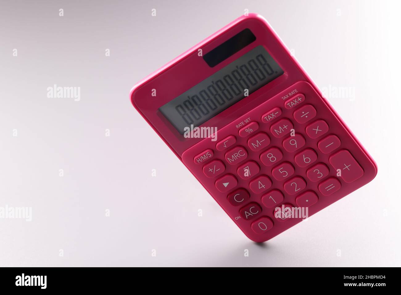 Roter Rechner mit Zahlen auf dem Bildschirm, Arbeit mit Akku Stockfoto