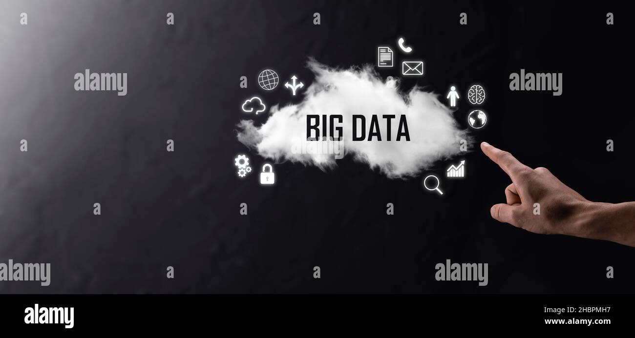 Geschäftsmann hält die Inschrift , Wort BIG DATA . Vorhängeschloss, Gehirn, Mann, Planet, Graph, Lupe, Zahnräder, Symbol für Cloud, Grid, Dokument, Brief, Telefon Stockfoto