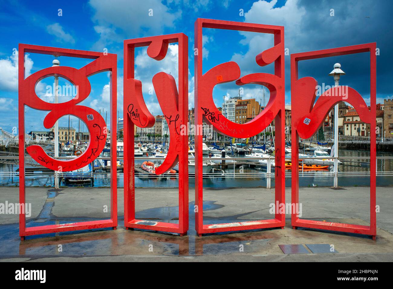 Das Denkmal namens Letronas stellt die touristische Marke der Stadt und befindet sich in der Marina von Gijon, Jardines de la reina Gardens Asturias, Sp Stockfoto