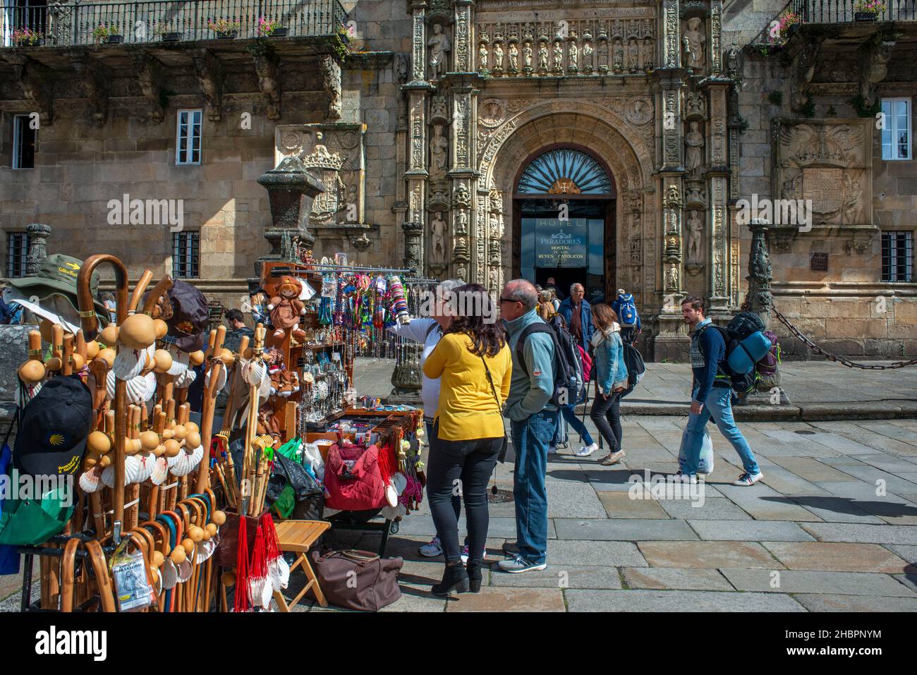 Santiago de Compostela, Spanien. Souvenirs und Fassade des Catholic Kings Hostel Parador in Obradoiro Square in Santiago de Compostela Stockfoto