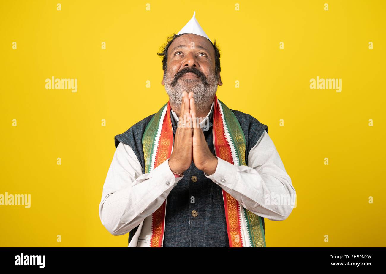 Besorgter indischer Politiker, der Gott über zukünftige politische karriere betet oder sich dafür entschuldigt oder frei von Strafverfahren ist - Konzept der Entschuldigung, Angst vor Skandal Stockfoto
