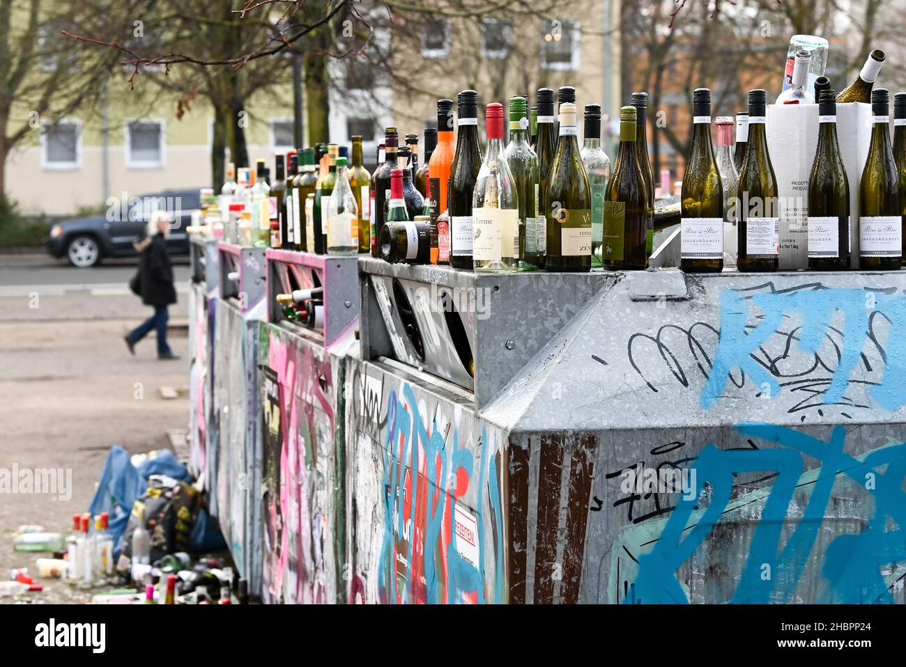 Berlin, Deutschland. 06th Dez 2021. Überlaufende Flaschencontainer sind am Bassinplatz zu sehen. Die Behälter wurden vermutlich lange Zeit nicht abgeholt oder geleert. Quelle: Jens Kalaene/dpa-Zentralbild/ZB/dpa/Alamy Live News Stockfoto