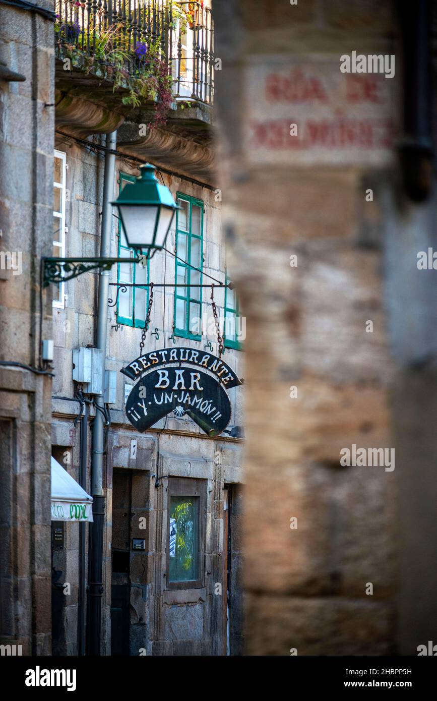 Restaurant Bar Y un Jamón in der Rua de Xelmirez Straße in der Altstadt, Santiago de Compostela, UNESCO-Weltkulturerbe, Galicien, Spanien. Stockfoto