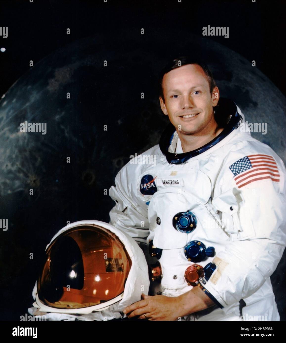 Neil Armstrong, in seinem Raumanzug gezogt, posiert für sein offizielles Apollo 11-Porträt. Armstrong begann seine Flugkarriere als Marineflieger. Während des Koreakrieges flog er 78 Kampfeinsätze. Armstrong trat dem Vorgänger der NASA, NACA (National Advisory Committee for Aeronautics), als Forschungspilot am Lewis Laboratory in Cleveland bei und wechselte später zur NACA High Speed Flight Station an der Edwards AFB, Kalifornien. Er war Projektpilot auf vielen bahnbrechenden Hochgeschwindigkeitsflugzeugen, darunter der X-15 mit 4.000 mph/h. Er hat über 200 verschiedene Flugzeugmodelle geflogen, darunter Jets, Raketen und Helic Stockfoto