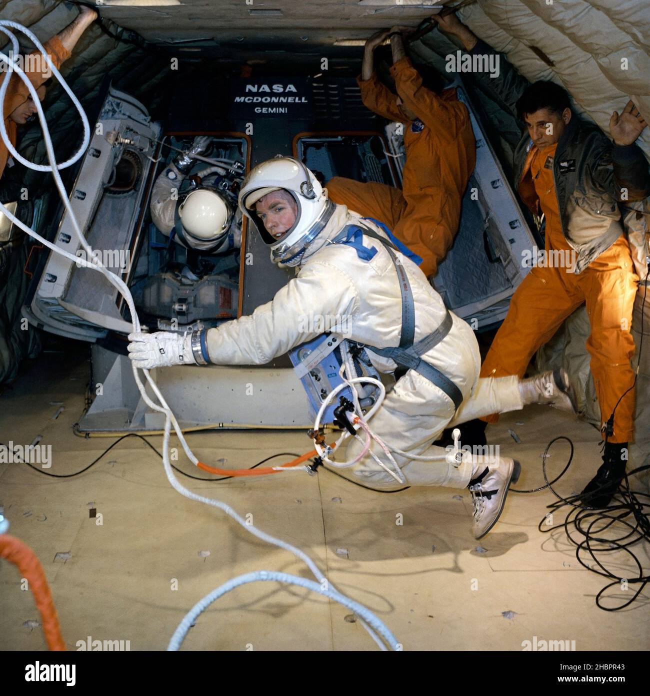 (18. Februar 1966) --- der Astronaut David R. Scott hält in voller Raumaufstellung die Manövriereinheit, während er während des Extravehicular Activity (EVA)-Trainings in einem Flugzeug der C-135 Air Force in einem schwerelosen Zustand schwebte Stockfoto