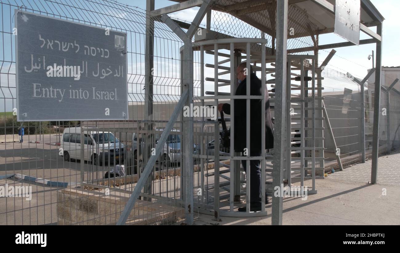 Erez Crossing, Israel. 20th Dez 2021. Ein Palästinenser aus Gaza kommt nach Israel, nachdem er am 20. Dezember 2021 am Grenzübergang Erez an der Grenze zwischen Gaza und Israel auf COVID-19 getestet wurde. Israel hat Reisen in und aus mehreren Ländern aufgrund der COVID-19 Omnicron-Variante verboten. Israelis, die in das Land zurückkehren, müssen unabhängig vom Impfstatus in Quarantäne gehen. Kredit: Eddie Gerald/Alamy Live Nachrichten Stockfoto