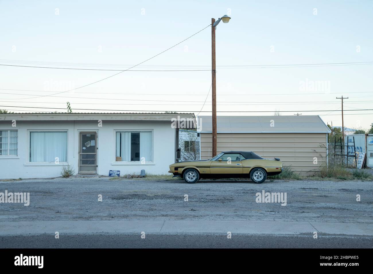 USA, Texas, Marfa, Mustang *** Local Caption *** USA, Texas, Marfa, Mustang, 50 States of grey, americana, american, cars, House, Ländlich, lokal, Klasse Stockfoto