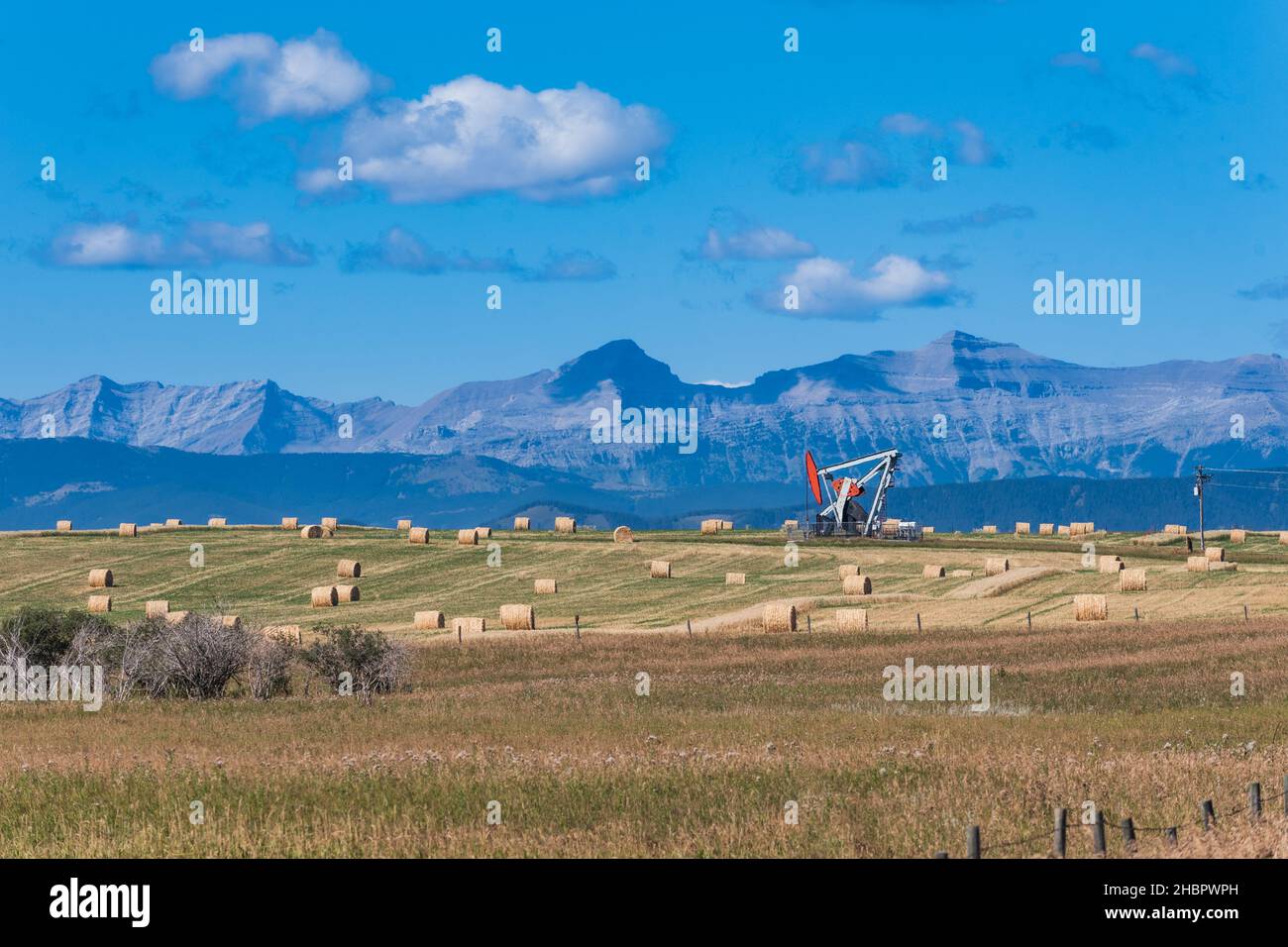 Landwirtschaft und Ölpumpenwerk Ölreserven in den Ausläufern der Rocky Mountains, Alberta, Kanada Stockfoto