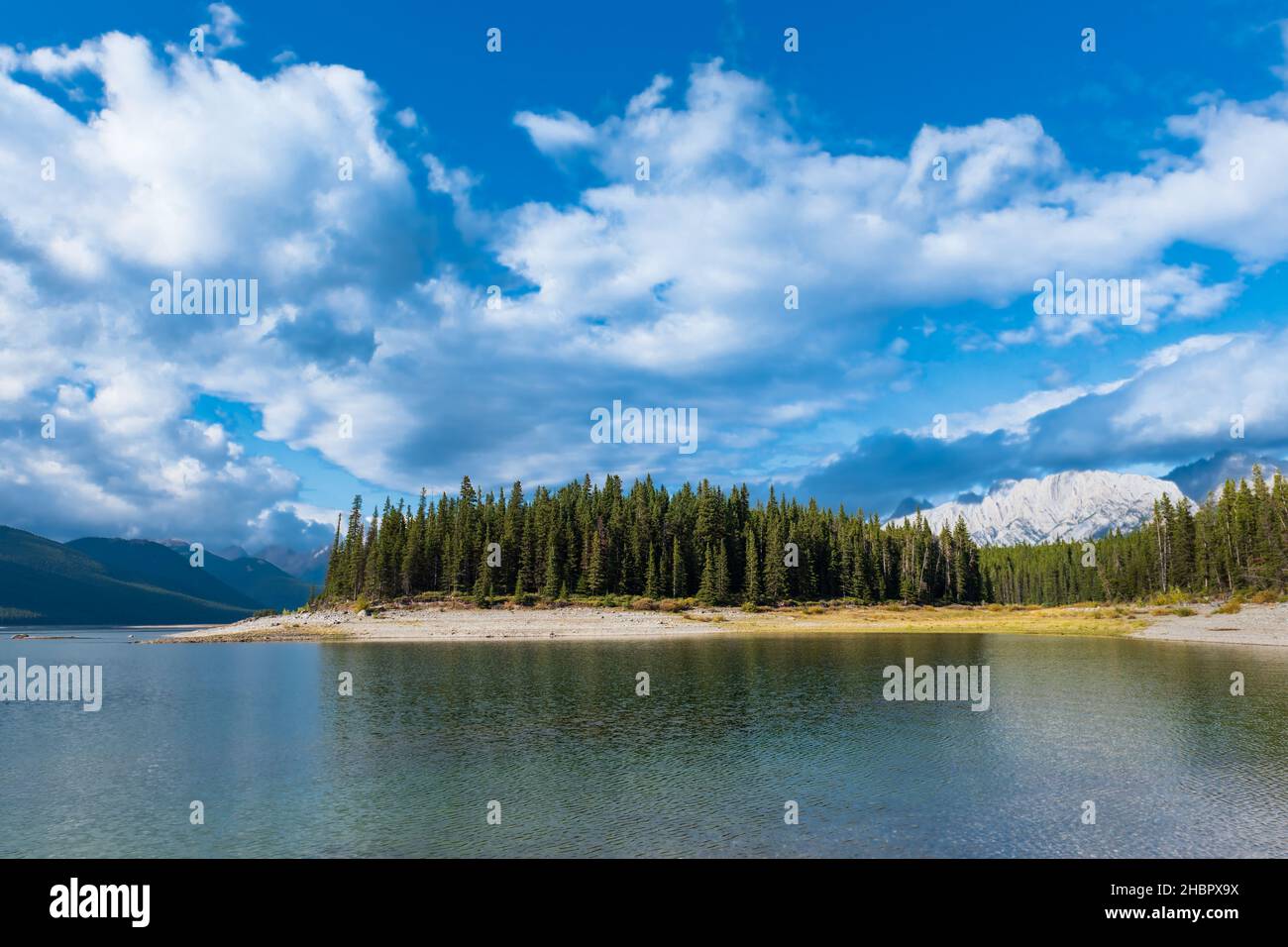 Im Sommer bietet sich ein schöner Blick auf den unteren Kananaskis Lake, Alberta, Kanada Stockfoto