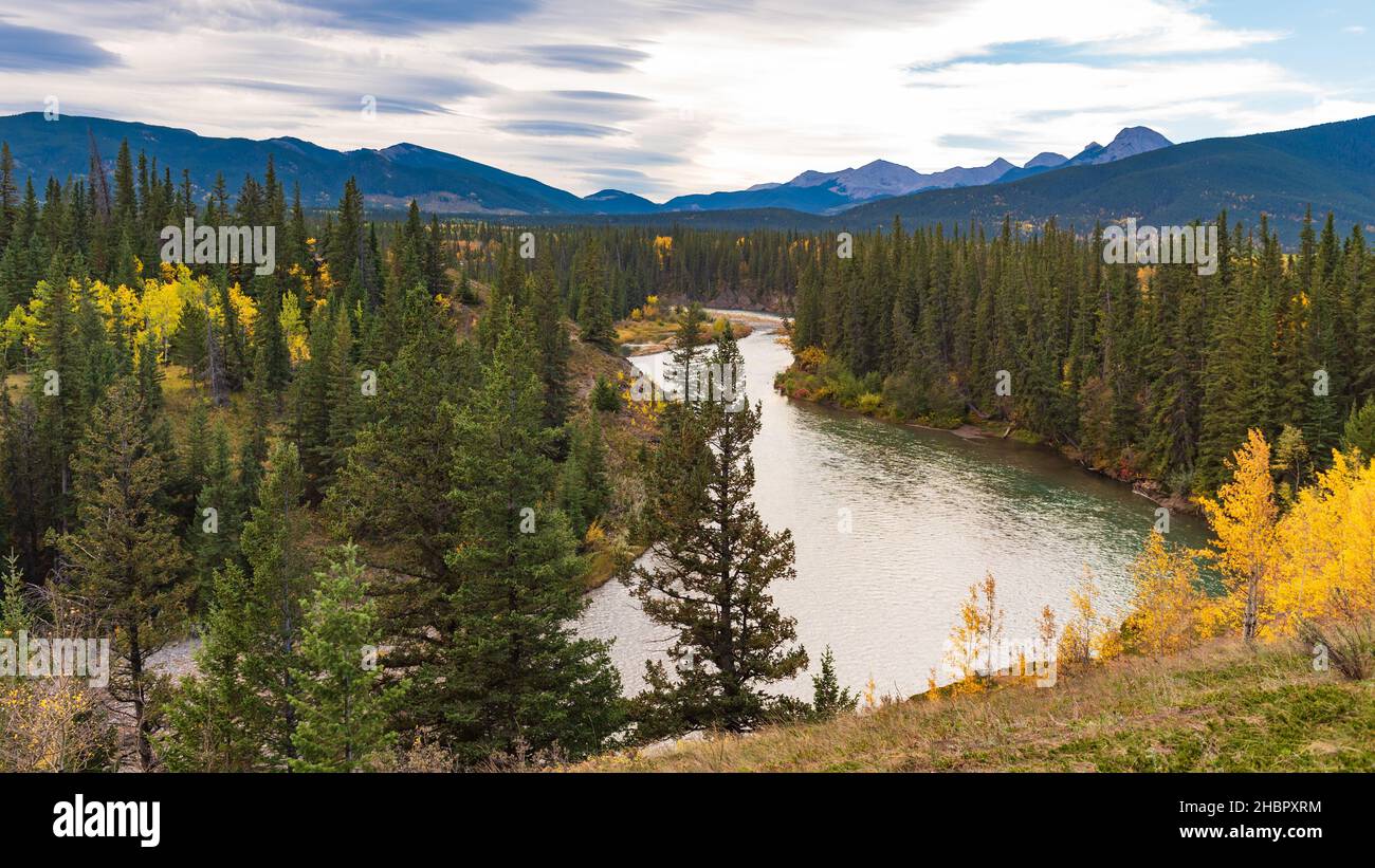 Herbstlandschaften in den Ausläufern der kanadischen Rocky Mountains Stockfoto