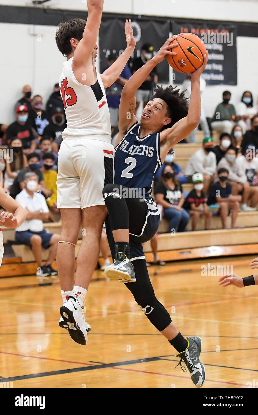 Honolulu, Hawaii, USA. 20th Dez 2021. Der TRAILBLAZER-Wächter DYLAN METOYER  (2) VON SIERRA CANYON treibt den Ball gegen DEN IOLANI RAIDERS-Stürmer JACK  JONES (15) während des IOLANI CLASSIC TURNIERS, Iolani High School