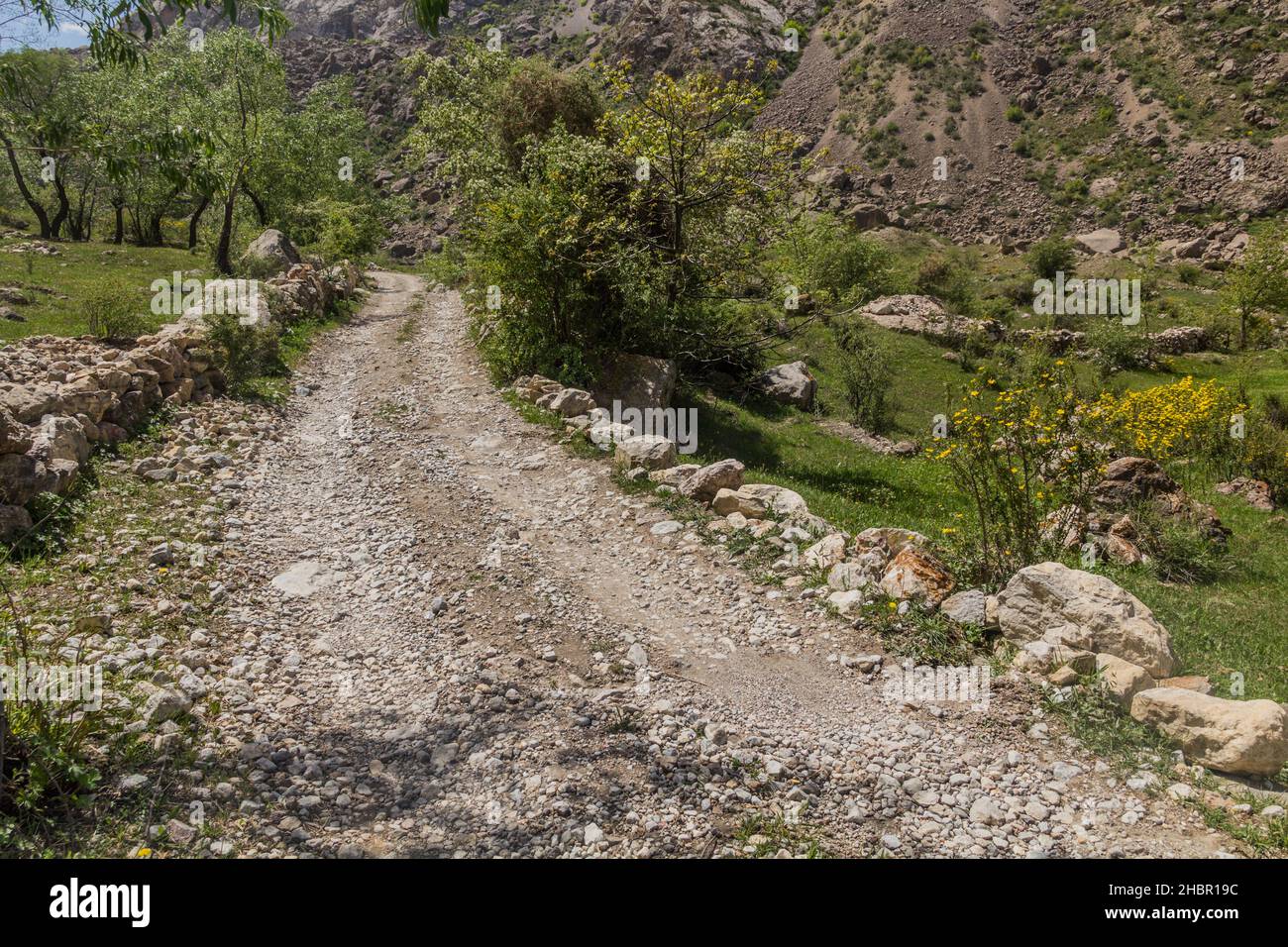 Straße in Marguzor Haft Kul im Fann-Gebirge, Tadschikistan Stockfoto