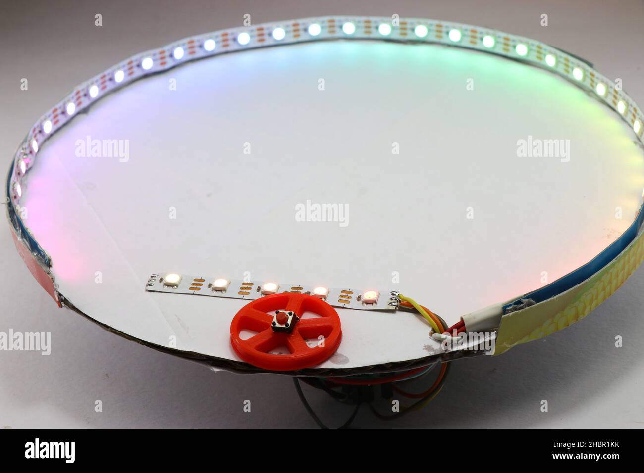 RGB-LED-Streifen Licht Spiel durch einzelnen Druckschalter mit Ebenen gesteuert, kreative Idee mit ARGB LED-Lichtstreifen Stockfoto