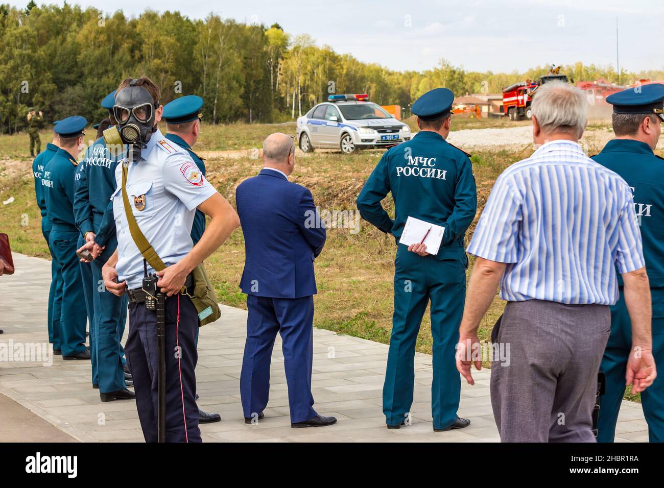 Obninsk, Russland - September 2019: Übungen zur Zivilverteidigung. Polizeibeamte bewachen den Umkreis, Notfälle-Beamte des Ministry Officers (EMERCOM) überwachen Exerci Stockfoto