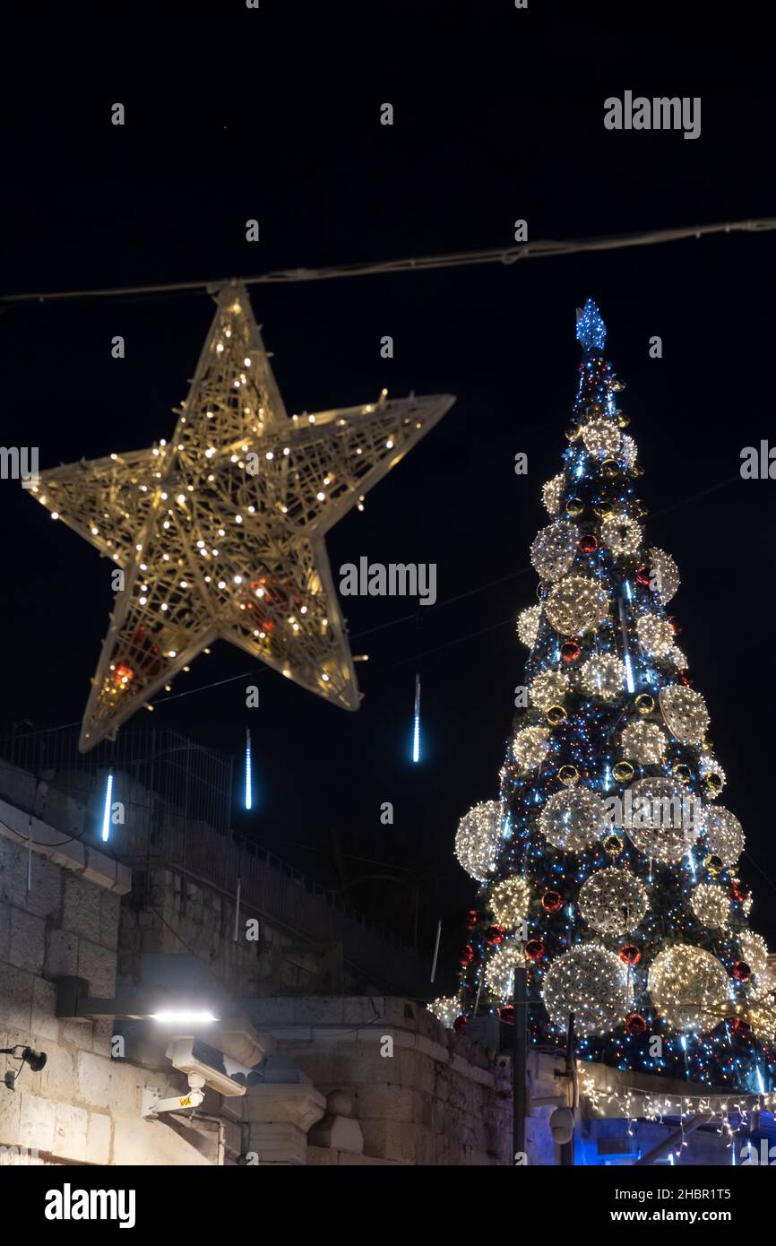 Ein beleuchteter Weihnachtsbaum in der dekorierten Straße Bab el Gadid im christlichen Viertel der Altstadt am 12. Dezember 2021 in Jerusalem, Israel. Stockfoto