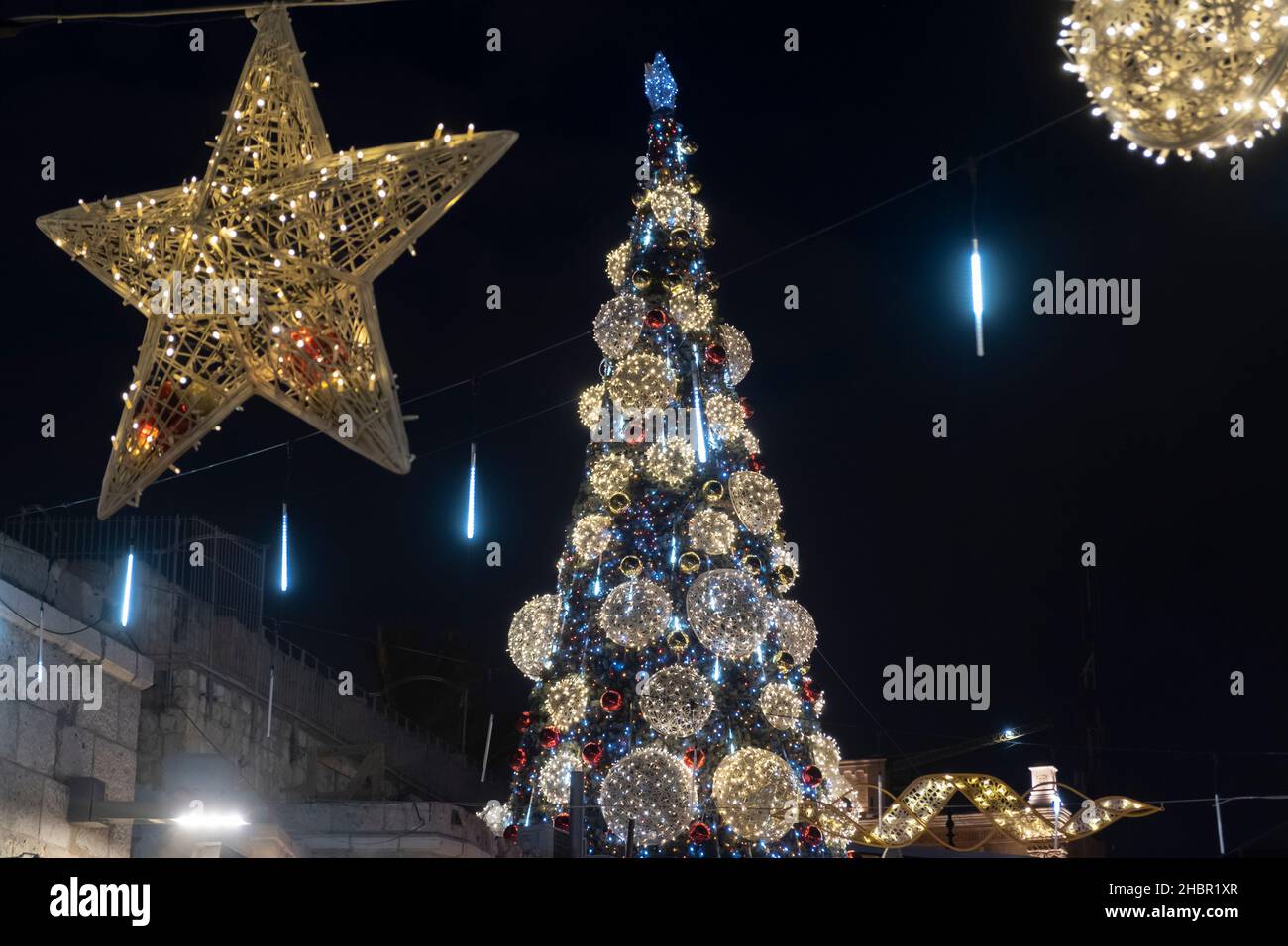 Ein beleuchteter Weihnachtsbaum in der dekorierten Straße Bab el Gadid im christlichen Viertel der Altstadt am 12. Dezember 2021 in Jerusalem, Israel. Stockfoto