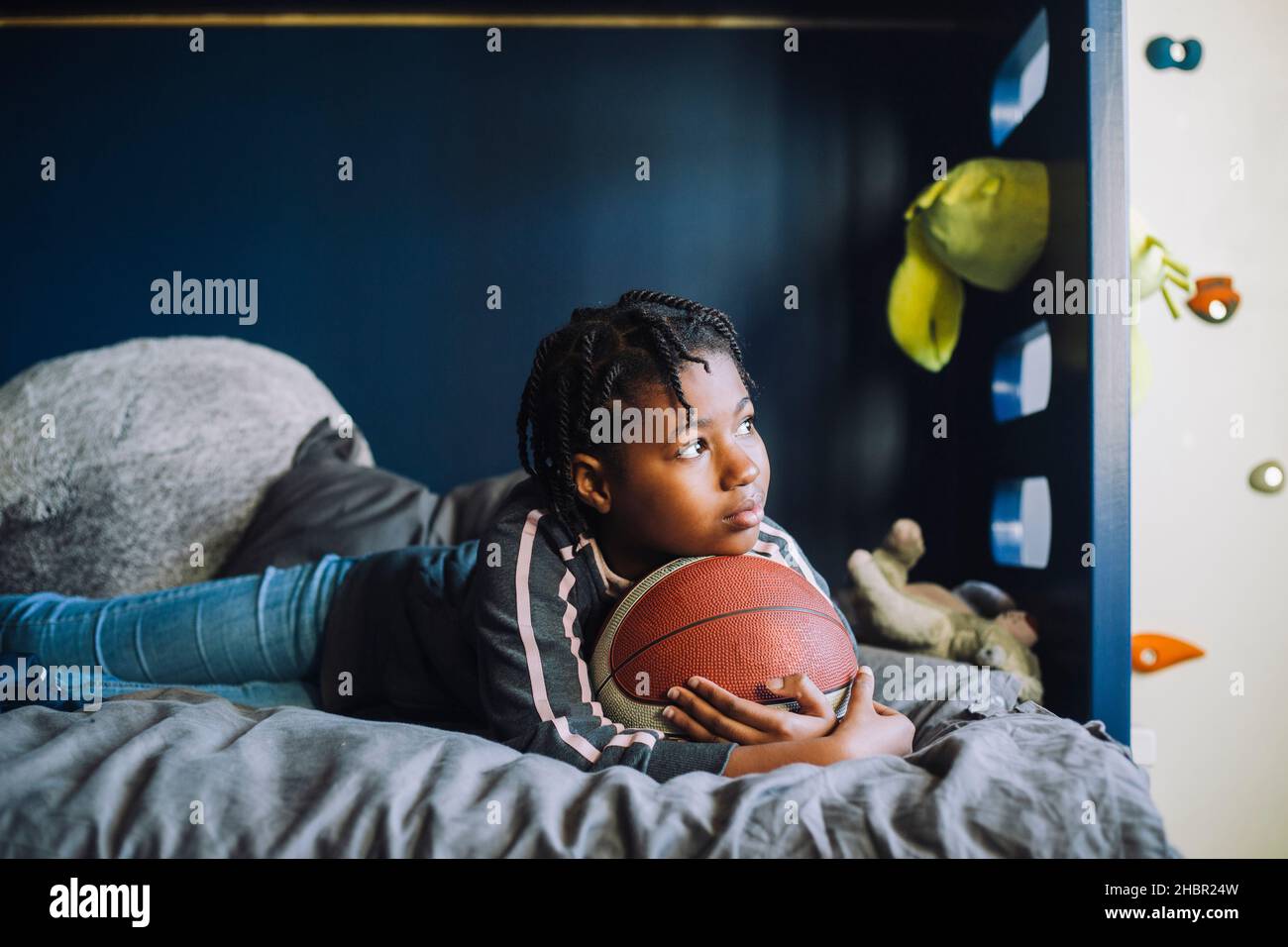 Mädchen mit Basketball Tag träumen im Schlafzimmer Stockfoto