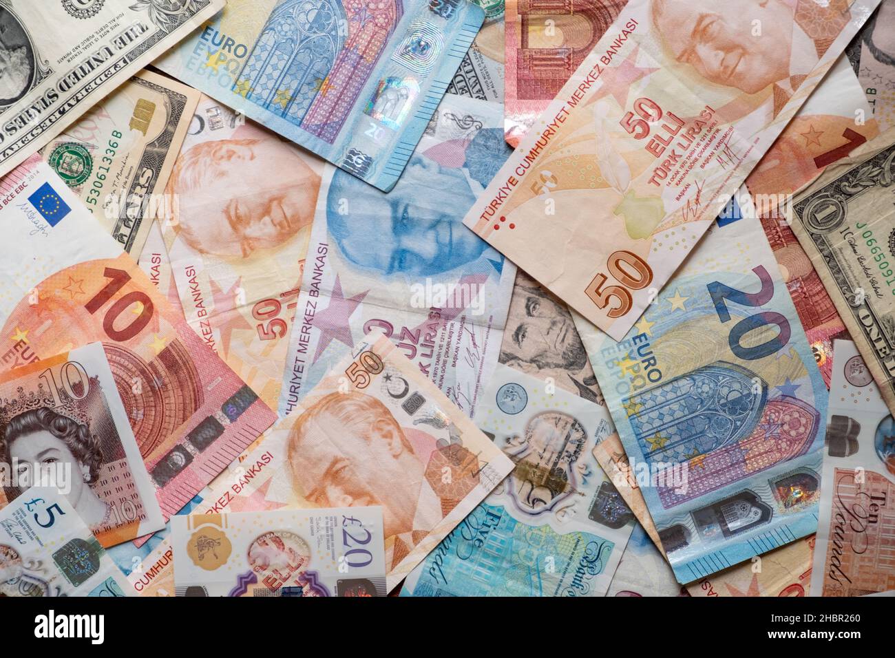 Hintergrund aus Papiergeld der verschiedenen Länder, US-Dollar, Euro, Sterlings, türkische Lira Finanzkrise.Papierrechnungen verschiedener Stückelungen, verstreut, Draufsicht. Stockfoto