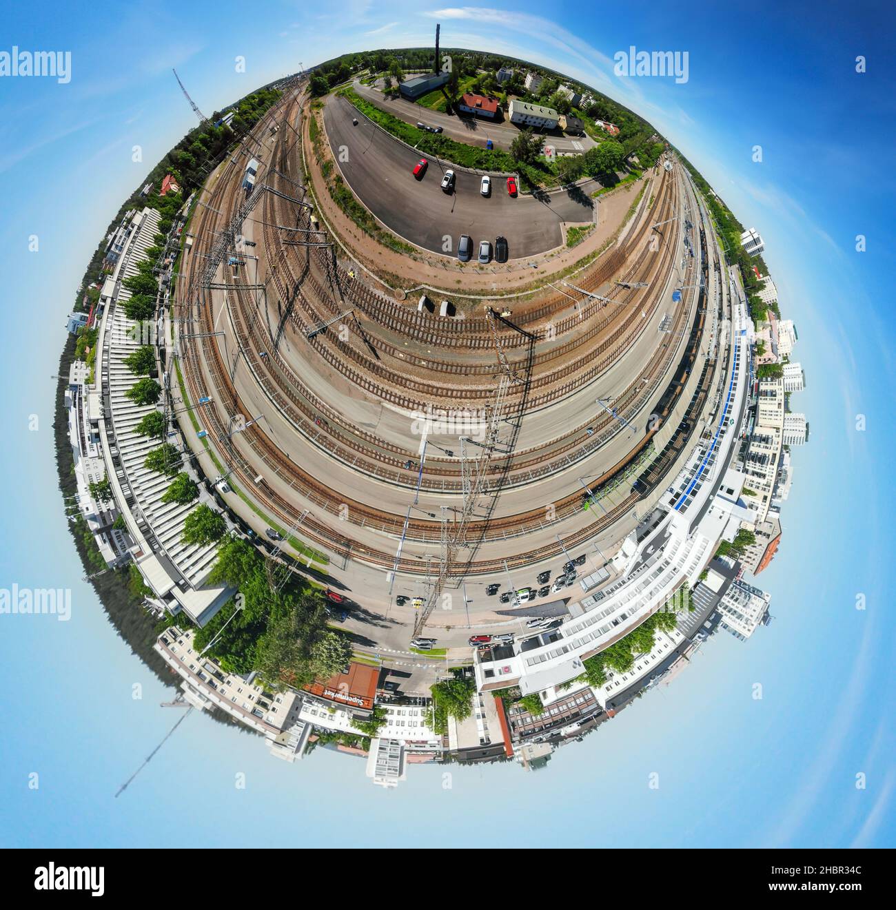 Eine dreidimensionale Panoramasicht aus der Luft auf den Bahnhof von Kouvola und das Stadtzentrum. Stockfoto