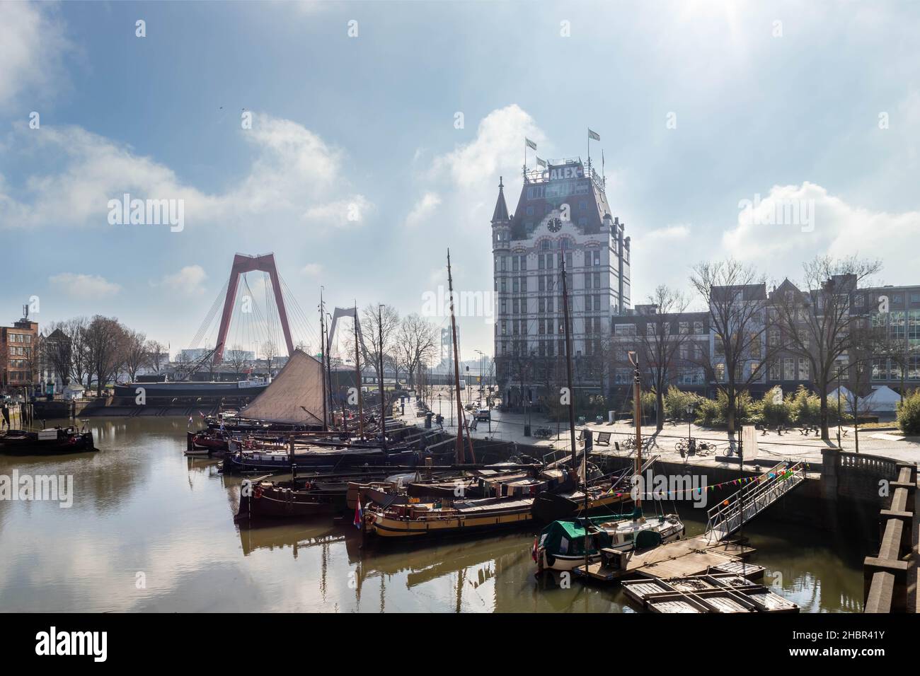 Der oude HAVEN in Rotterdam mit der Willems-Brücke und het Witte huis Stockfoto