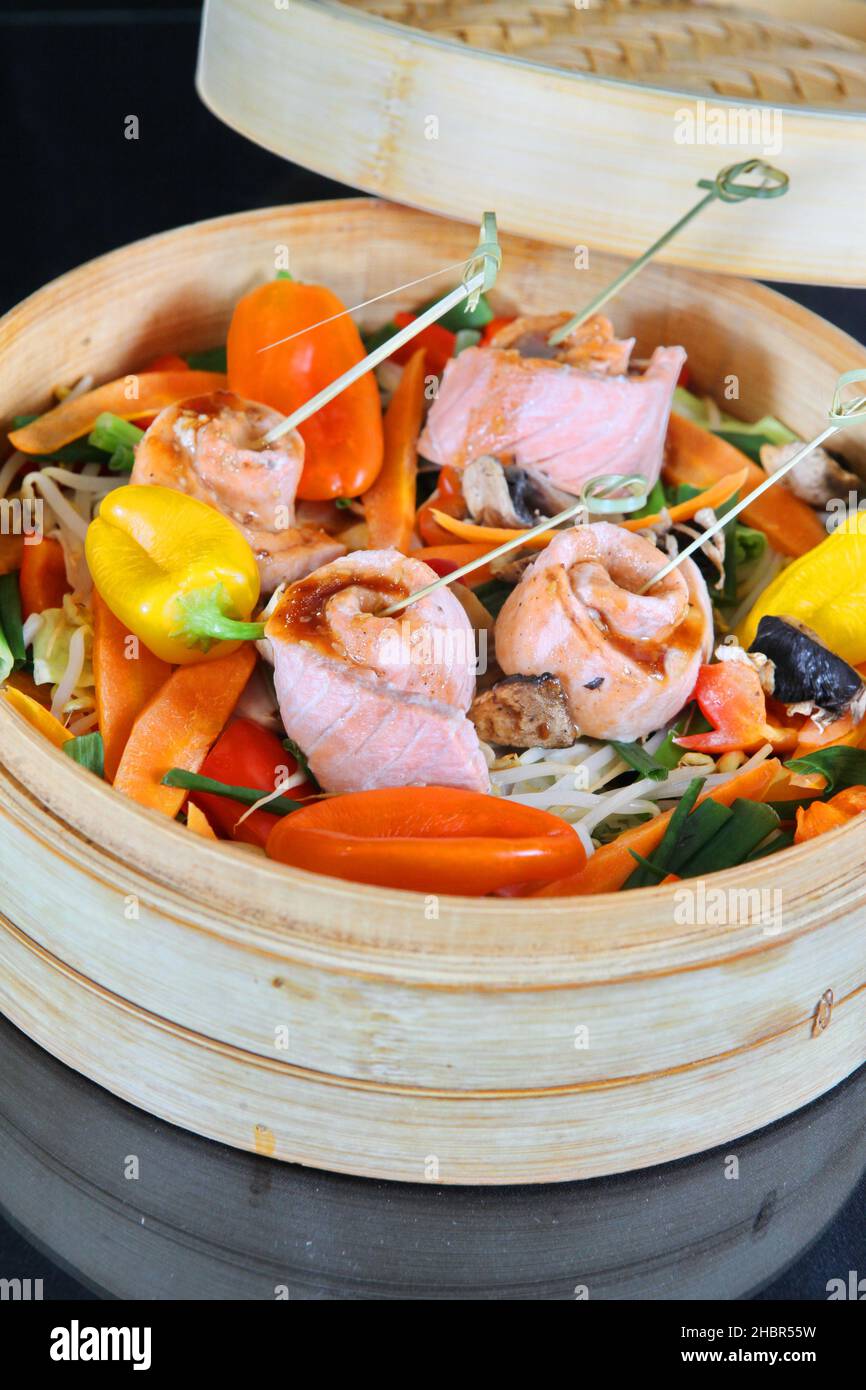 Gedmpfter Lachs mit Gemse in Bambus-Dampfgarer Stockfotografie - Alamy