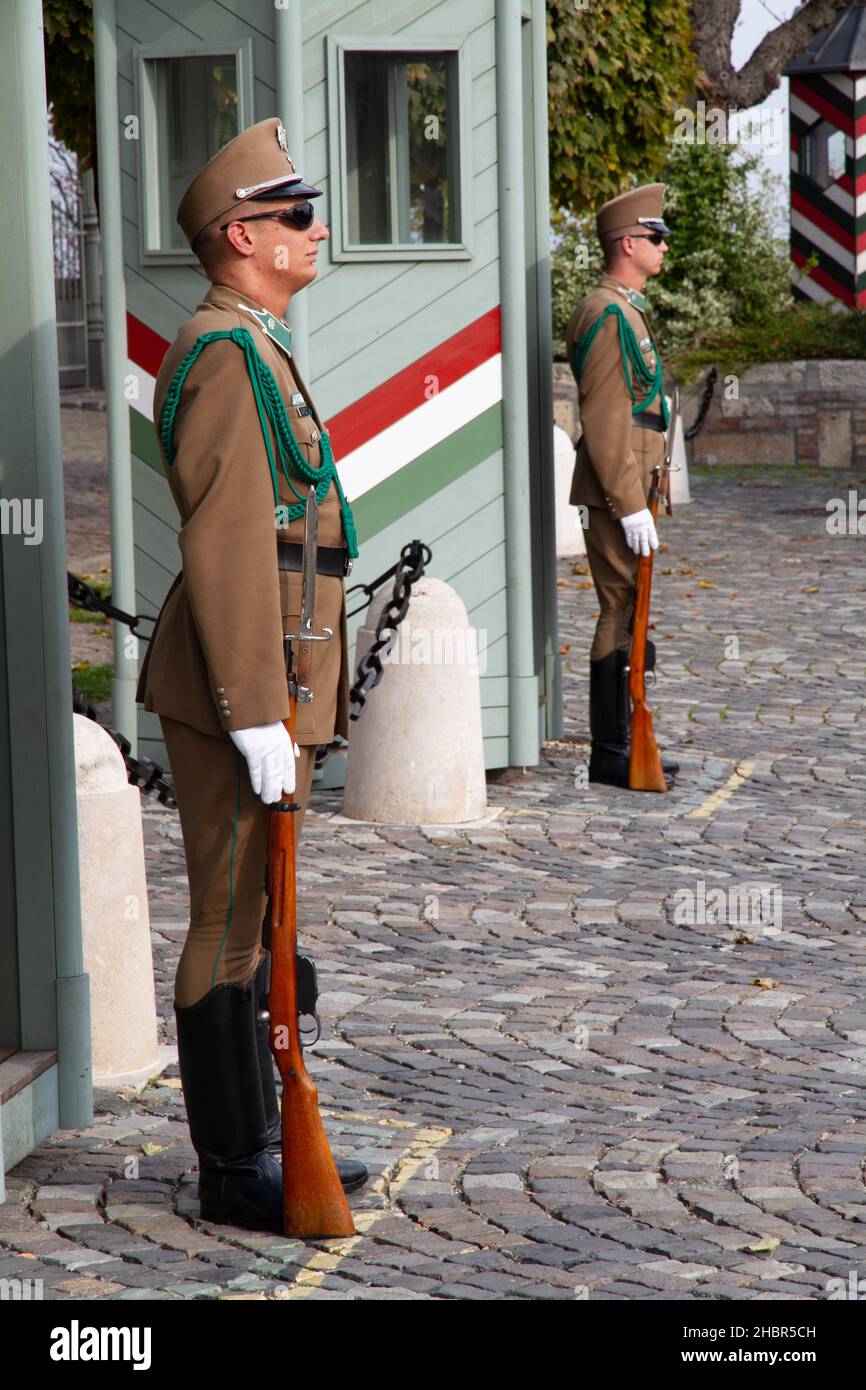 Die Wachen vor dem Präsidentenpalast Sandor-Palast auf dem Burgberg, Budapest, Ungarn Stockfoto