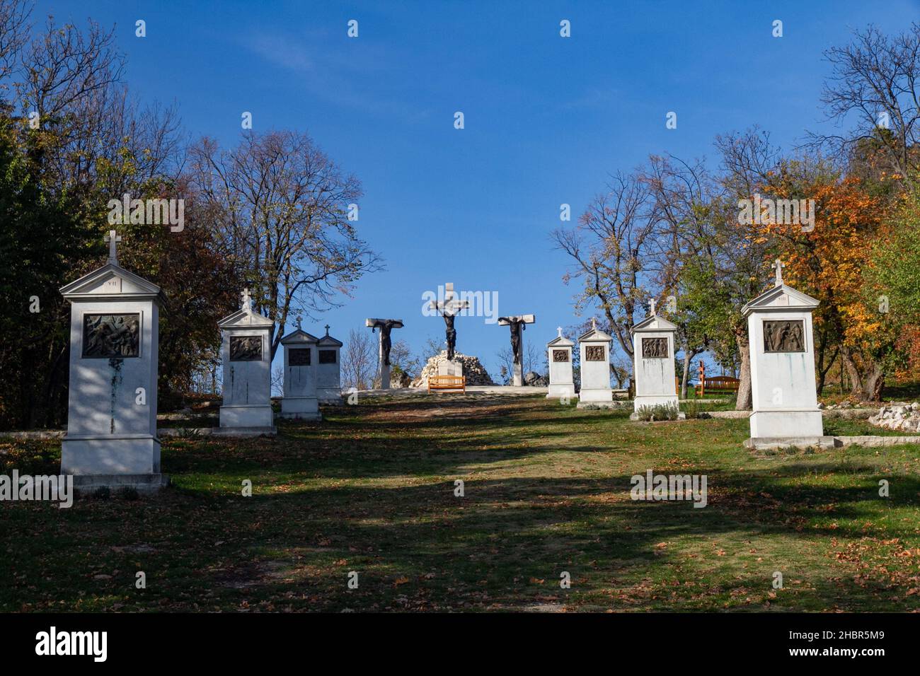 Die Stadt Tihany (und Friedhof) Plattensee im Hintergrund, Ungarn Stockfoto