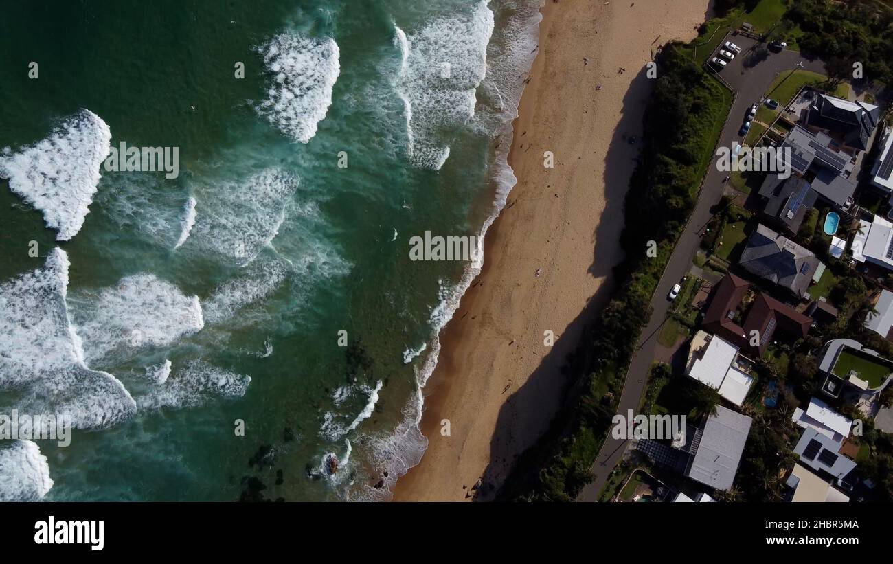 Diese 4K Drone Aufnahme wurde in Stanwell Tops vor einem Strand aufgenommen. Dieser Strand öffnet sich zum Südpazifik. Stockfoto