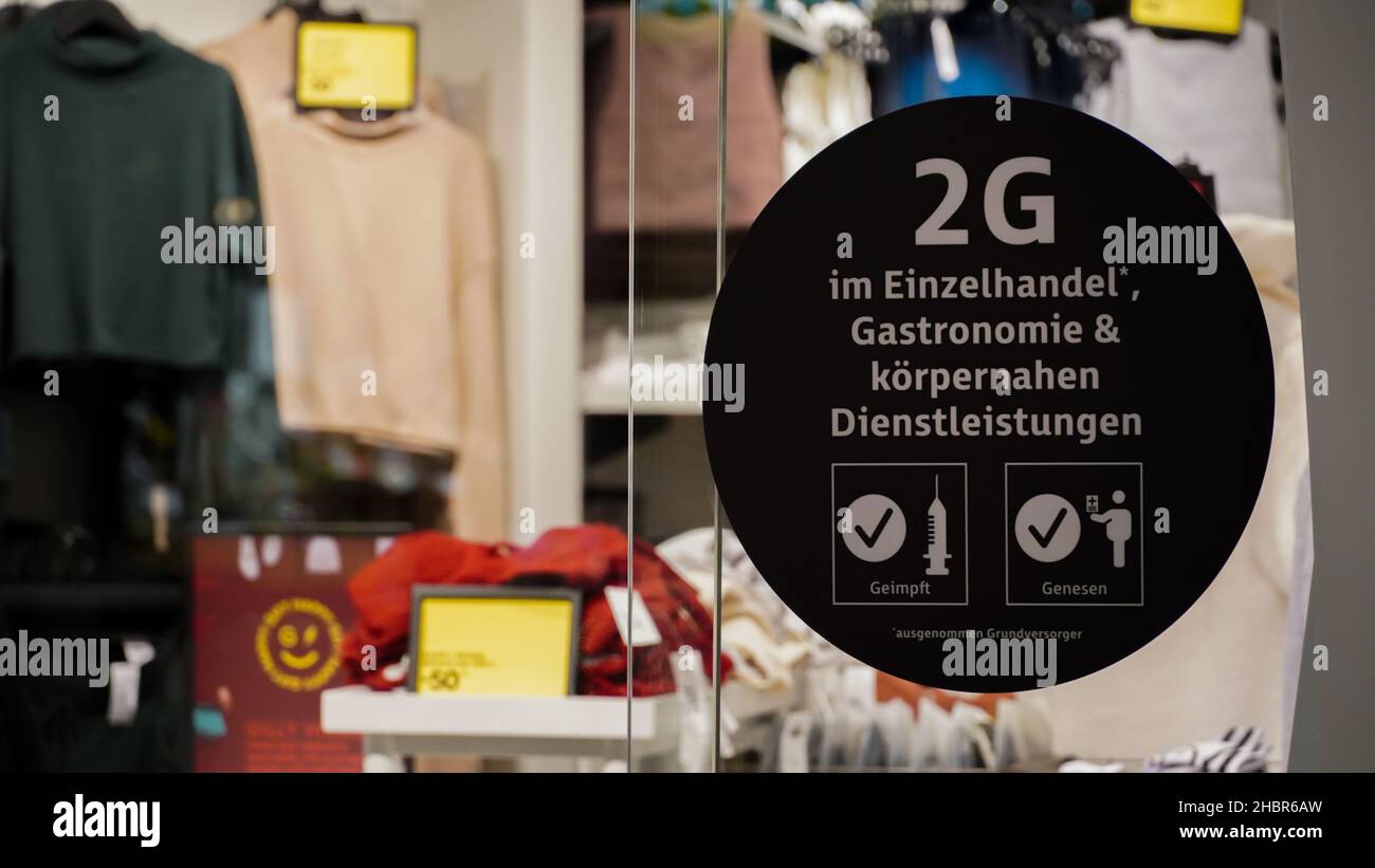 2G Corona Warnschild an einem Laden in Hamburg Stockfoto