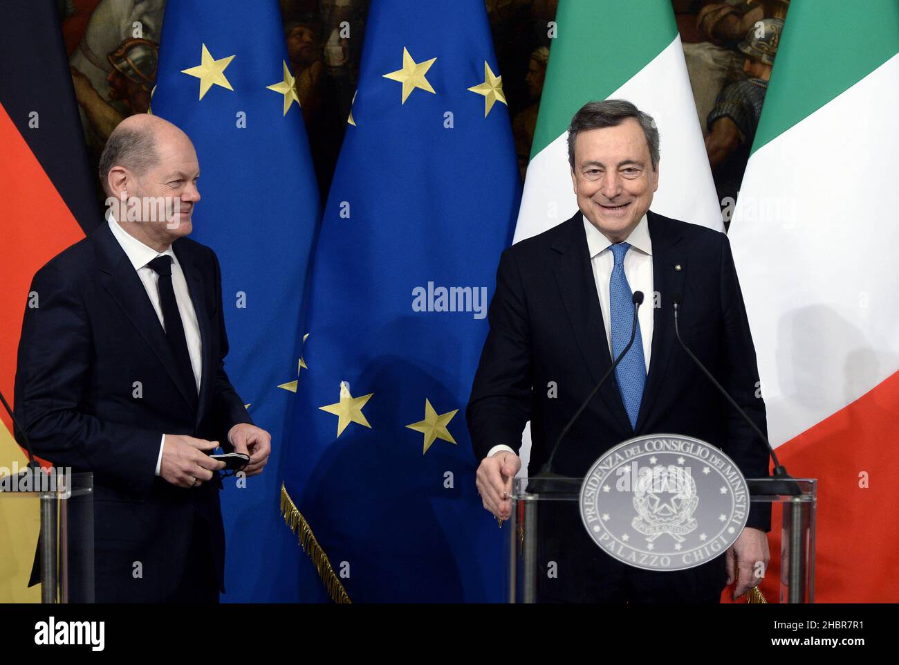 Roma, Italien. 20th Dez 2021. Italien, Rom, 20. Dezember 2021: Der italienische Premierminister Mario Draghi empfängt den deutschen Bundeskanzler Olaf Scholz im Palazzo Chigi. Auf dem Foto : die Pressekonferenz Bildnachweis: Fabio Cimaglia/Sintesi/Alamy Live News Stockfoto