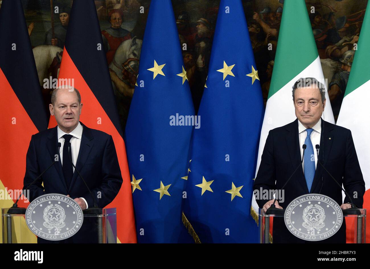 Roma, Italien. 20th Dez 2021. Italien, Rom, 20. Dezember 2021: Der italienische Premierminister Mario Draghi empfängt den deutschen Bundeskanzler Olaf Scholz im Palazzo Chigi. Auf dem Foto : die Pressekonferenz Bildnachweis: Fabio Cimaglia/Sintesi/Alamy Live News Stockfoto