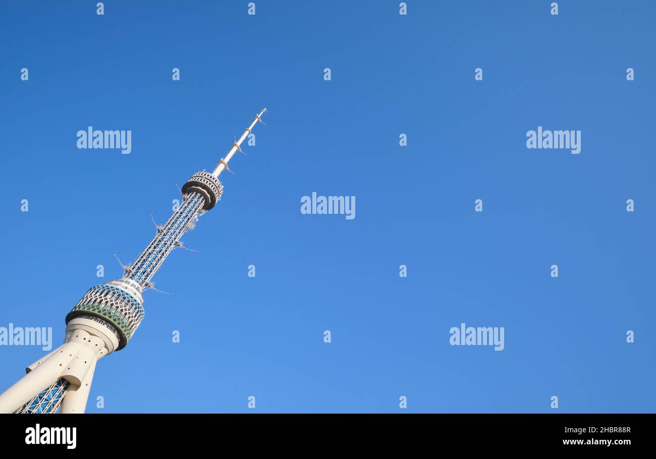 Eine horizontale Ansicht des Taschkent Fernsehturms mit blauem Himmel Hintergrund. In Taschkent, Usbekistan. Stockfoto