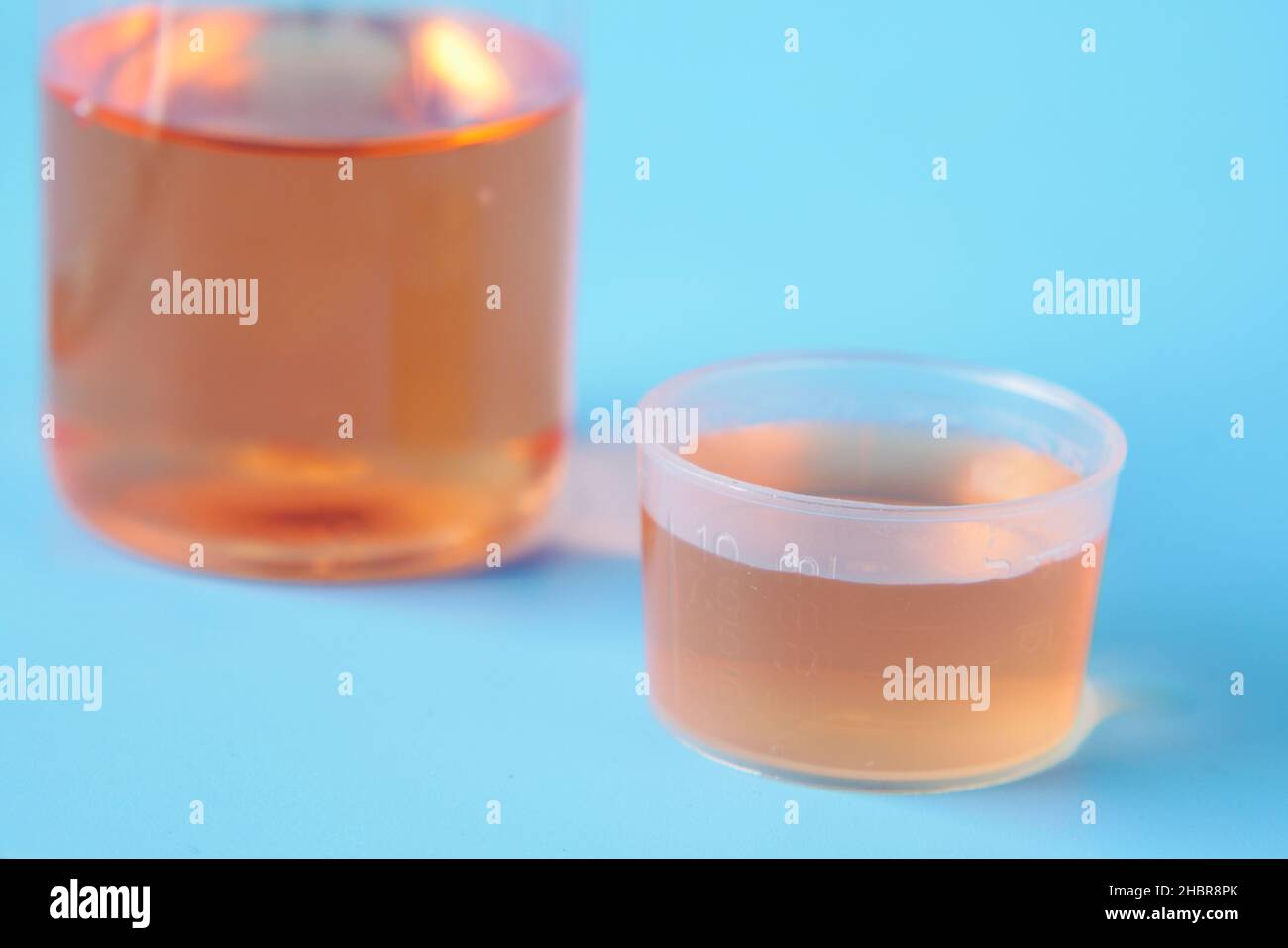 Flasche mit flüssiger Medizin auf weiß , Stockfoto