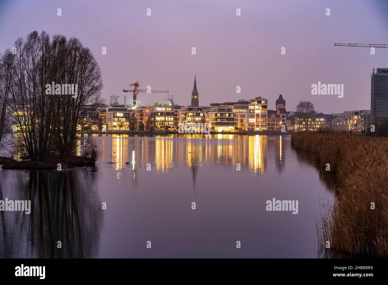 Der Phönixsee in der Abenddämmerung in Dortmund, Nordrhein-Westfalen, Deutschland, Europa | Phoenix-See in der Abenddämmerung, Dortmund, Nordrhein-Westfalen Stockfoto