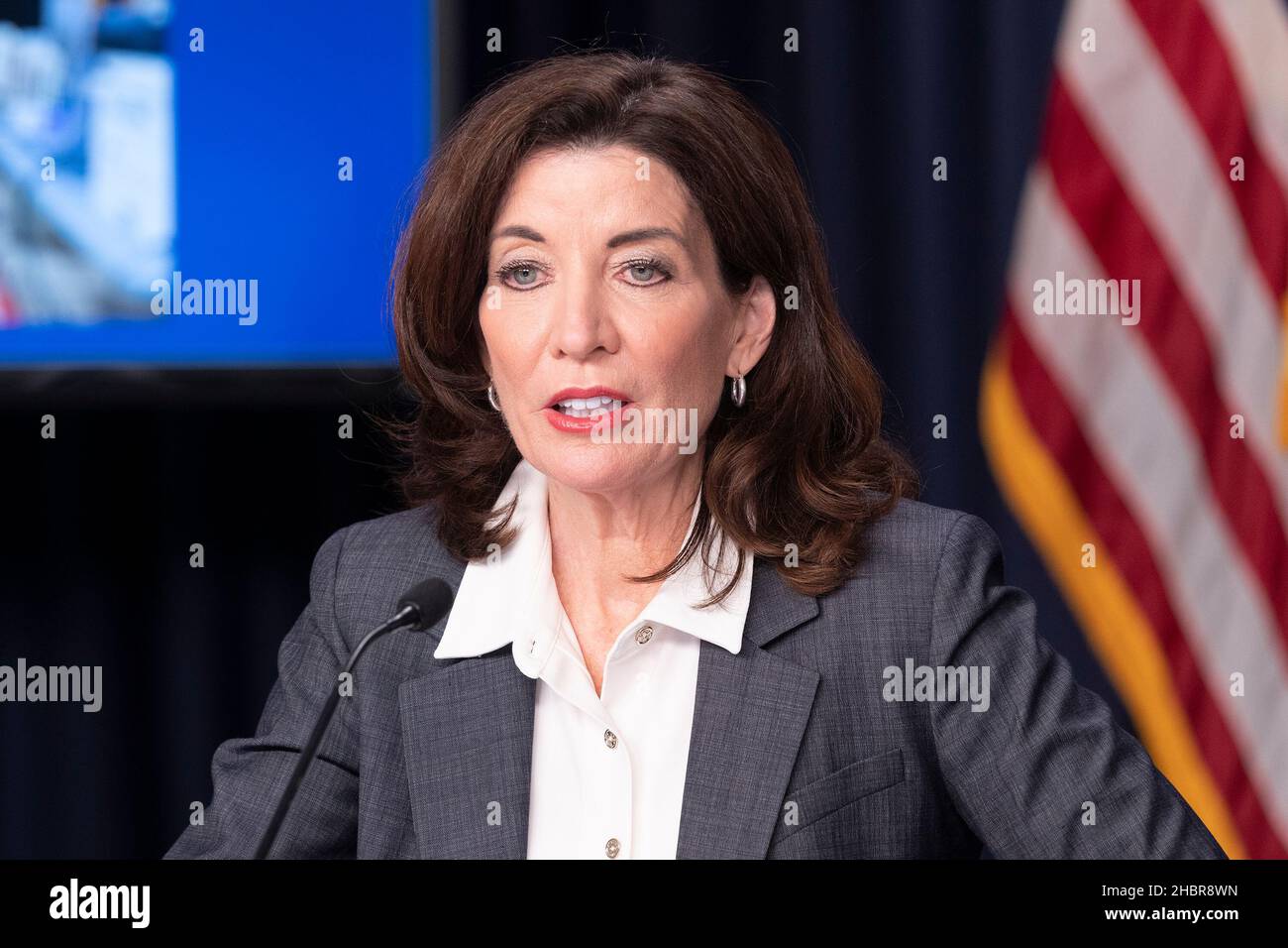 New York, New York, USA. 20th Dez 2021. Kathy Hochul, Gouverneurin des Bundesstaates New York, hält COVID-19-Briefing im Gouverneursbüro auf der 3rd Avenue ab. Sie wurde von Jackie Bray, Kommissarin der New Yorker State Division of Homeland Security and Emergency Services, und Kathryn Garcia, Direktorin der State Operations, begleitet. Der Gouverneur erklärte, dass die Wirtschaft nicht stillsteht und die Schulen während des Omicron-Anstiegs nicht geschlossen werden. (Bild: © Lev Radin/Pacific Press via ZUMA Press Wire) Stockfoto