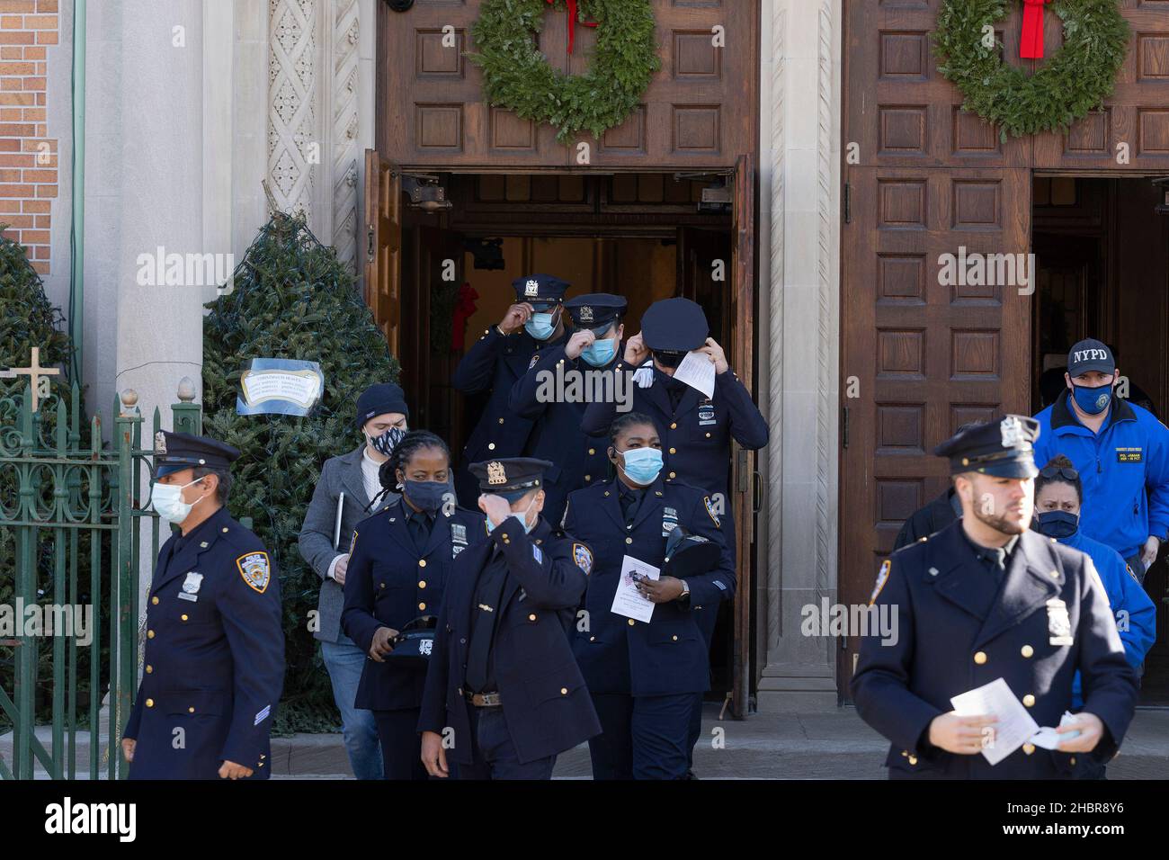 20. Dezember 2021, New York, New York, USA: Polizisten der NYPD wurden nach einer Gedenkmesse für die Beamten Wenjian Liu und Rafael Ramos in der römisch-katholischen Kirche von Guadalupe gesehen. Die Beamten Wenjian Liu und Rafael Ramos wurden im Jahr 2014 in einen Hinterhalt gebracht und getötet. (Bild: © Lev Radin/Pacific Press via ZUMA Press Wire) Stockfoto