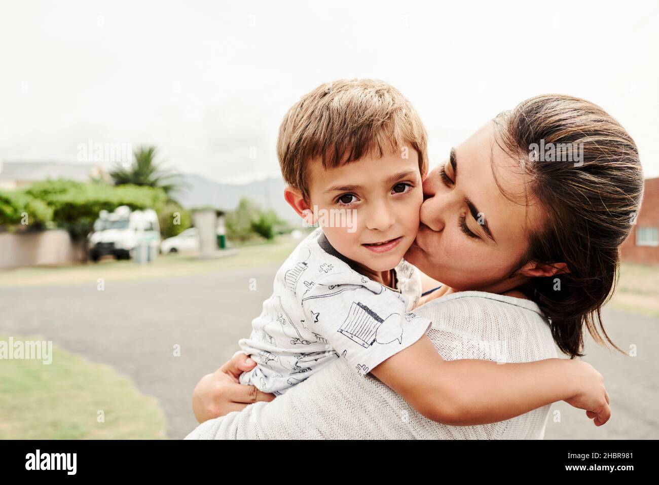 Küsse auf die Wange für meinen großen Jungen Stockfoto