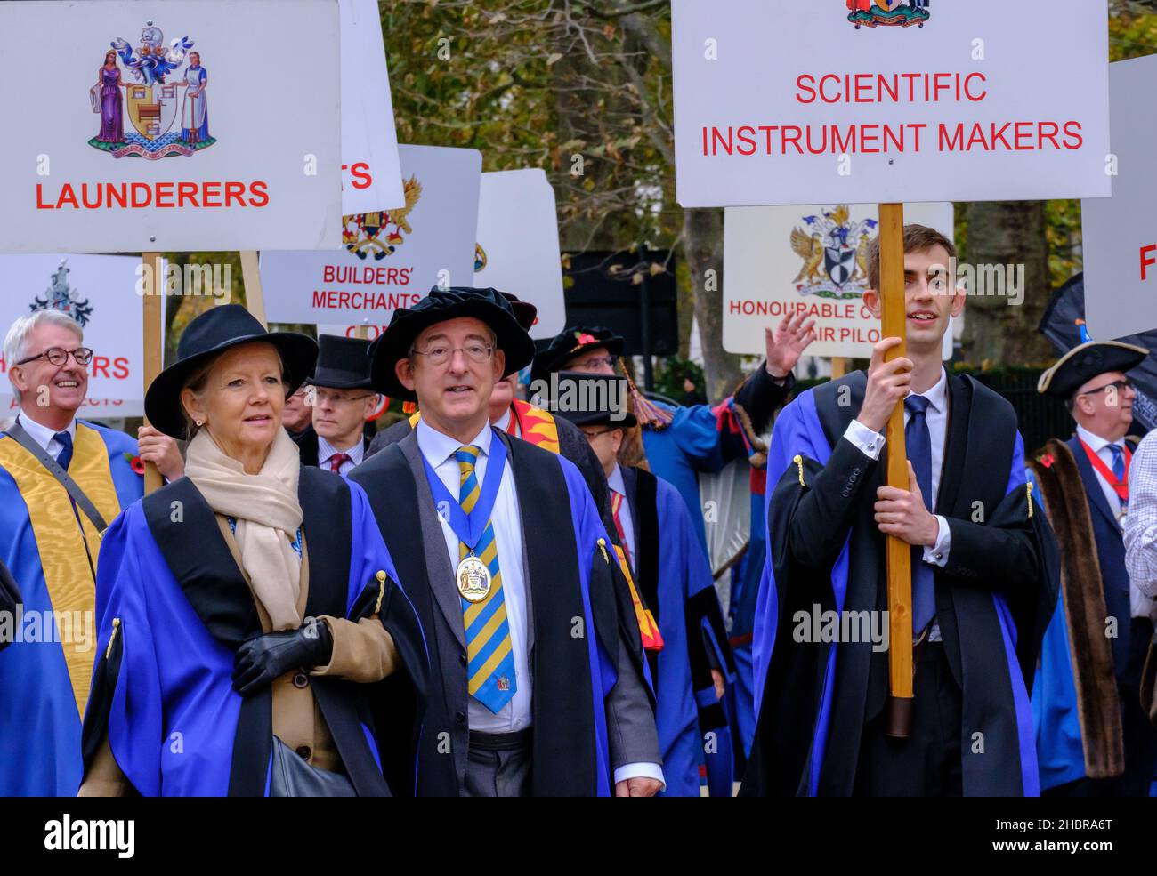 Moderne Livree-Firmen marschieren in zeremoniellen Gewändern mit Schildern in der Lord Mayor’s Show 2021, London, England. Stockfoto