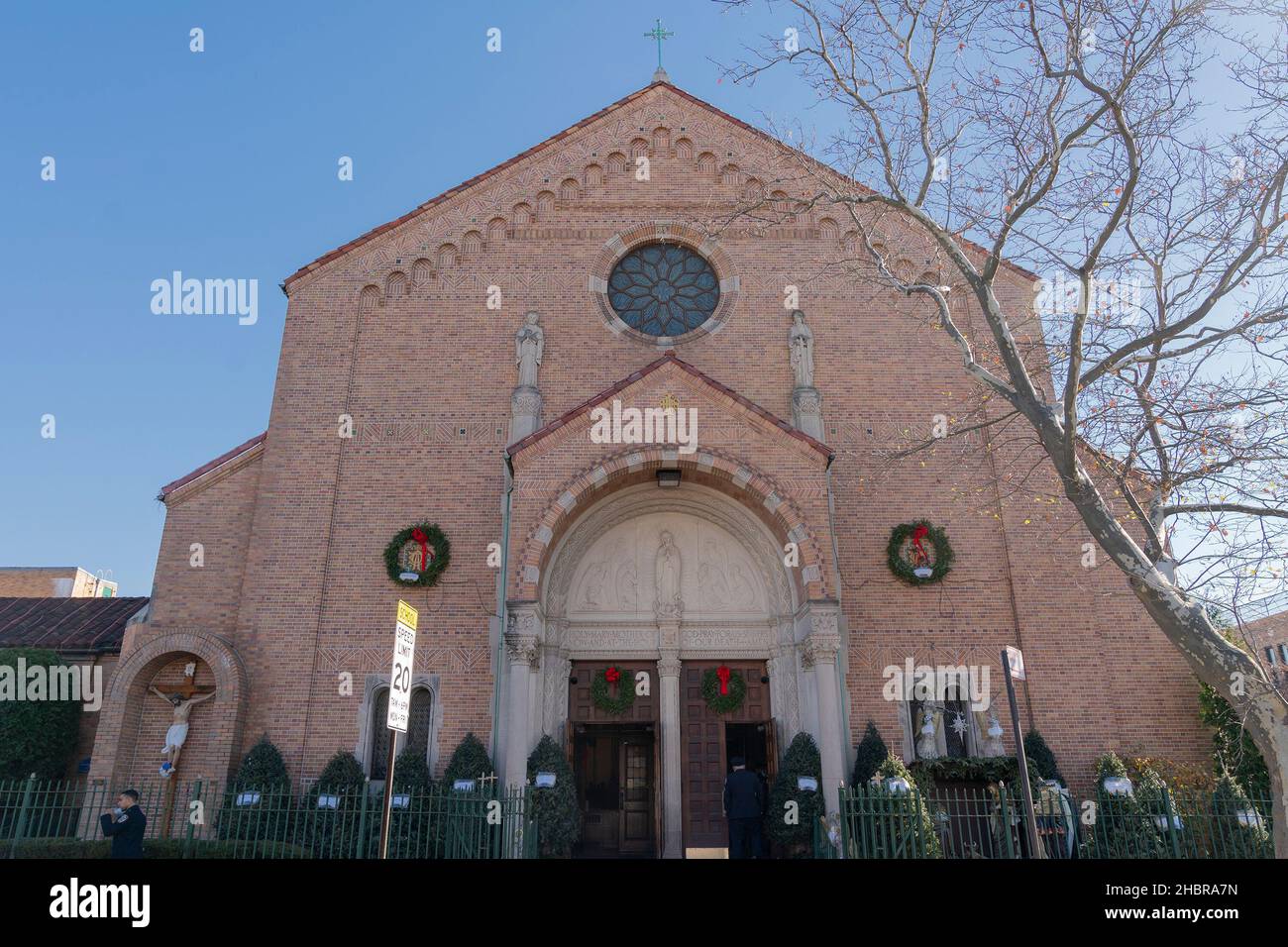 20. Dezember 2021, New York, New York, USA: Polizisten der NYPD wurden nach einer Gedenkmesse für die Beamten Wenjian Liu und Rafael Ramos in der römisch-katholischen Kirche von Guadalupe gesehen. Die Beamten Wenjian Liu und Rafael Ramos wurden im Jahr 2014 in einen Hinterhalt gebracht und getötet. (Bild: © Lev Radin/Pacific Press via ZUMA Press Wire) Stockfoto