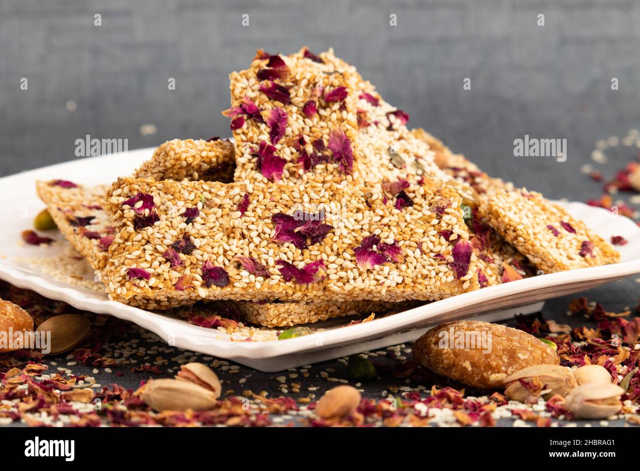 Winterdelikatesse Makar Sankranti Oder Lohri Mithai Gulab Gajak Auch Bekannt Als Gur Gajjak, Gazak, Kachak Til Patti Oder Papdi, Wird Chikki Aus Rose, Sesam, Hergestellt Stockfoto