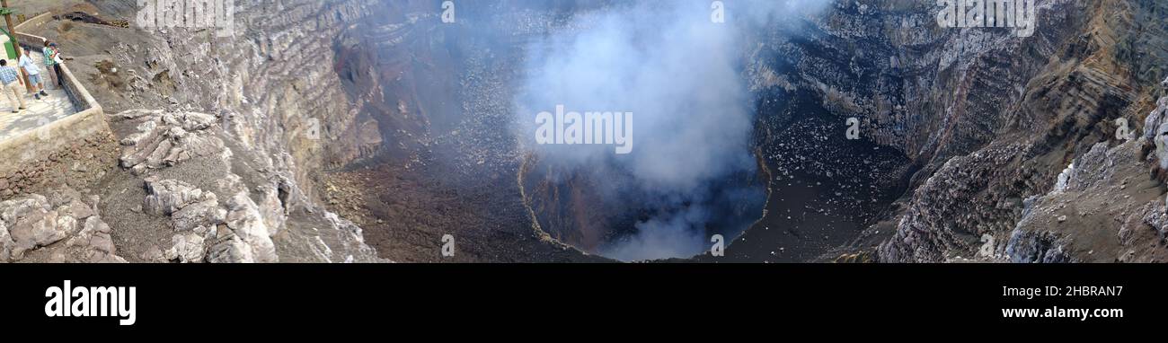 Nicaragua Masaya Vulkan - Vulkan Masaya - Caldera mit einem inneren Lavasee - Santiago Krater Stockfoto